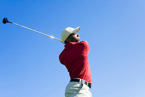 пакет услуг «golfer качаться club - golf swing golf teeing off men стоковые фото и изображения