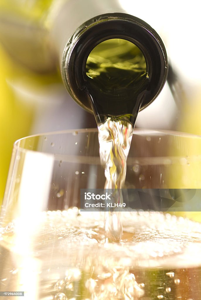 Champagner oder Wein gießen. - Lizenzfrei Alkoholisches Getränk Stock-Foto