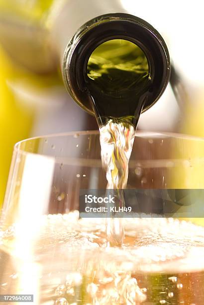 Champagner Oder Wein Gießen Stockfoto und mehr Bilder von Alkoholisches Getränk - Alkoholisches Getränk, Blase - Physikalischer Zustand, Champagnerglas