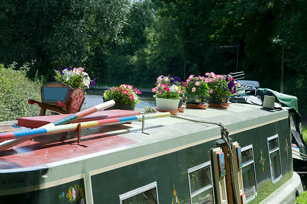 canal de - warwickshire narrow nautical vessel barge - fotografias e filmes do acervo