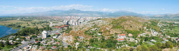 vista panorámica aérea de shkodër, albania - albania shkoder old town arch fotografías e imágenes de stock