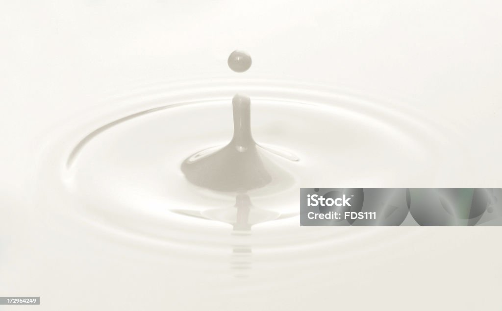 Молоко капли - Стоковые фото Белый роялти-фри