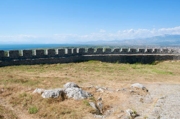 vista de la costa de shkodër desde el antiguo castillo. norte de albania - albania shkoder old town arch fotografías e imágenes de stock