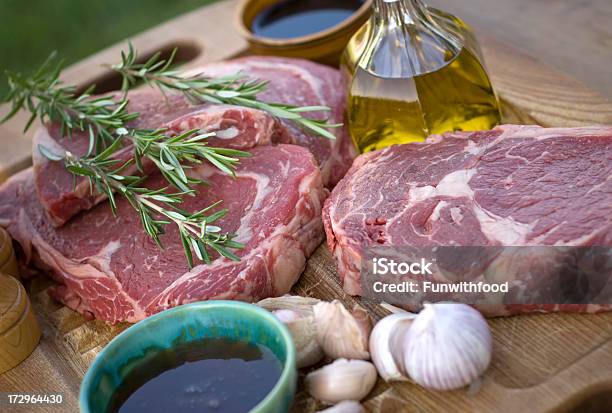 Foto de Costela De Carne Bovina Marinada Cozinhar Preparar Churrasco De Carne Crua e mais fotos de stock de Alecrim