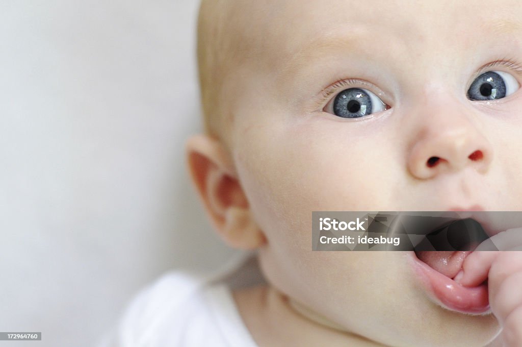 Cara de bebé - Foto de stock de Poner un dedo en la boca libre de derechos