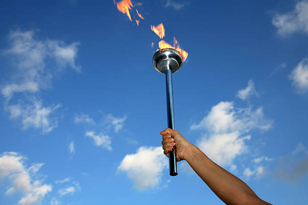 glória de segurando tocha de fogo - olympic fire - fotografias e filmes do acervo