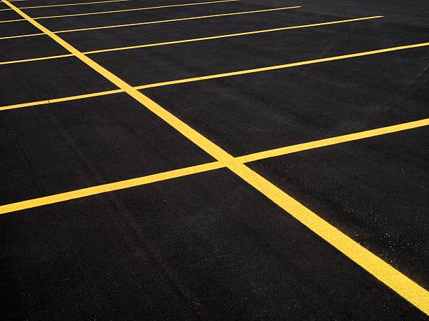 Parcheggio con nuova pavimentazione - foto stock