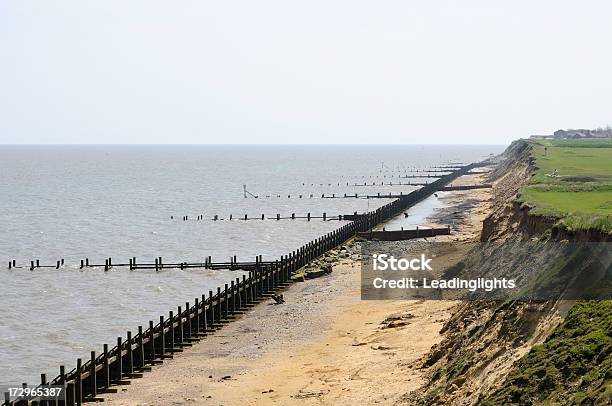 Photo libre de droit de Coastal Défense Falaise Norfolk banque d'images et plus d'images libres de droit de Brise-lames - Brise-lames, Caractéristiques côtières, Ciel