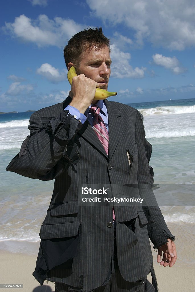 Náufrago hombre está hablando por teléfono tipo Banana - Foto de stock de Hombres libre de derechos