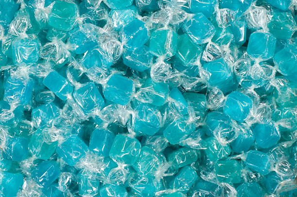 оттенки синего candy - hard candy candy wrapped pick and mix стоковые фото и изображения