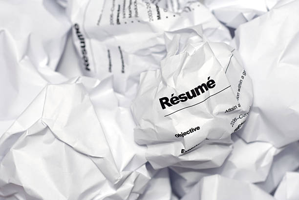 rejeitado trabalho currículo amassadas e lançado no lixo - resume garbage heap rejection - fotografias e filmes do acervo