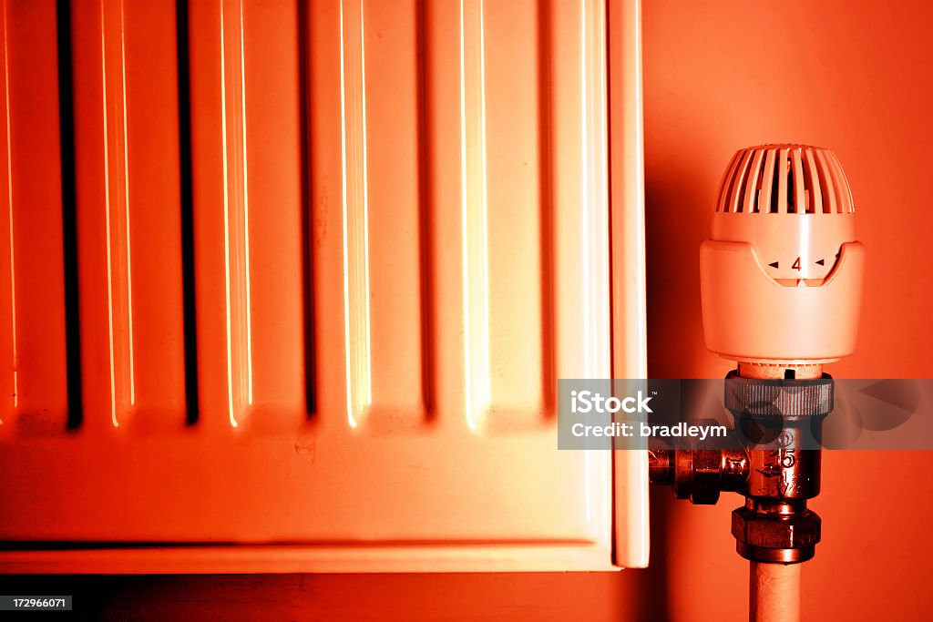 Termostato e un radiatore - Foto stock royalty-free di Ambientazione interna