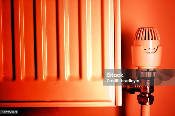 Termostato E Un Radiatore - Fotografie stock e altre immagini di Ambientazione interna - Ambientazione interna, Arancione, Calore - Concetto