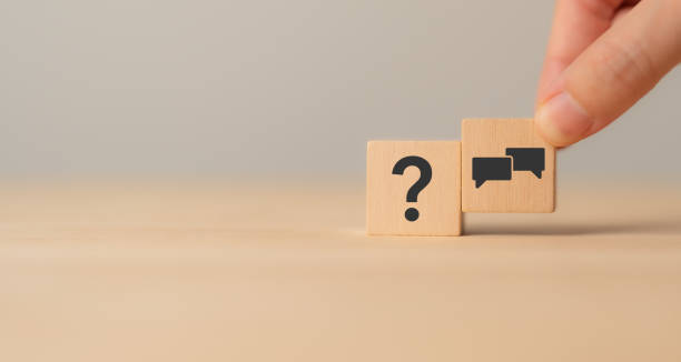 Q and A concept. Q and A symbols on wooden cube blocks on a grey background. Illustration for frequently asked questions concepts in websites, social networks, business issues. Recommendation concept. concepto de preguntas y respuestas. símbolos de preguntas y respuestas en bloques de cubos de madera sobre fondo gris. ilustración de conceptos de preguntas frecuentes en sitios web, redes sociales, temas de negocios. concepto de recomendación.
