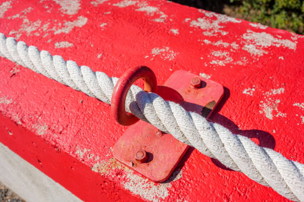 węzeł linowy morski na łodzi rybackiej. - moored nautical vessel tied knot sailboat zdjęcia i obrazy z banku zdjęć