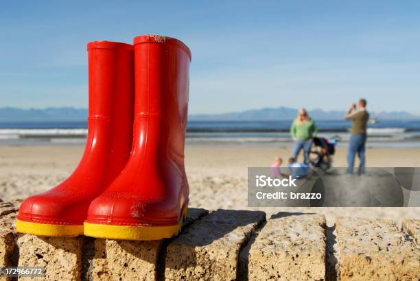 Photo libre de droit de Bottes Rouges banque d'images et plus d'images libres de droit de Arranger - Arranger, Bottes, Bottes en caoutchouc