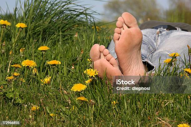 Foto de Allein e mais fotos de stock de Descalço - Descalço, Alegria, Beleza