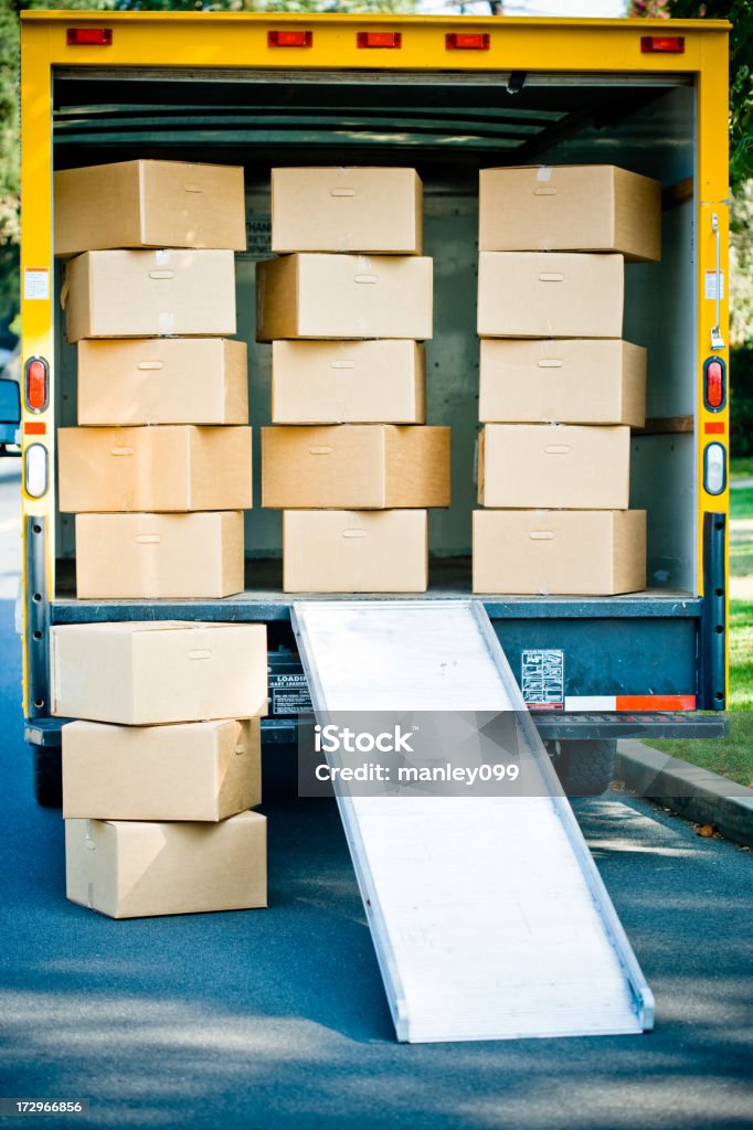 Spostamento scatole e camion sul retro - Foto stock royalty-free di Camion per autotrasporti