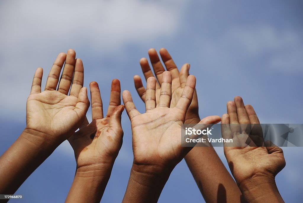Voto del pubblico, business spettatori o gli studenti alzando le mani in un seminario - Foto stock royalty-free di Marea di mani