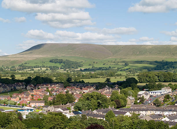 clitheroe e pendle hill - pendle imagens e fotografias de stock