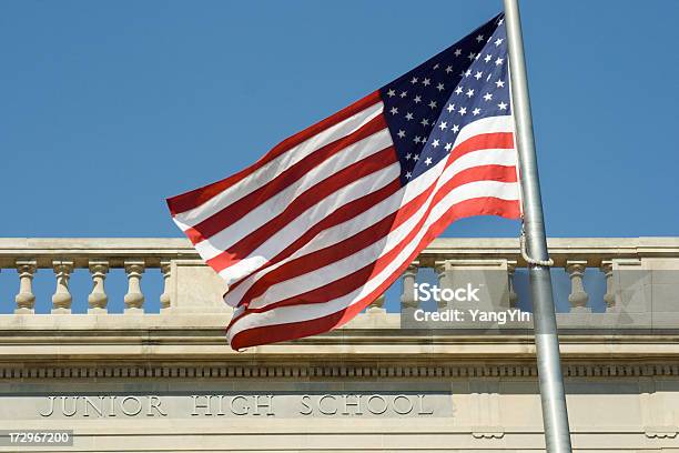 Amerikanische Junior High School Stockfoto und mehr Bilder von Amerikanische Flagge - Amerikanische Flagge, Architektonisches Detail, Architektur