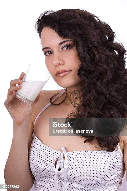 Hübsche Frau Trinkt Milch Stockfoto und mehr Bilder von Alkoholfreies Getränk - Alkoholfreies Getränk, Alterungsprozess, Braunes Haar