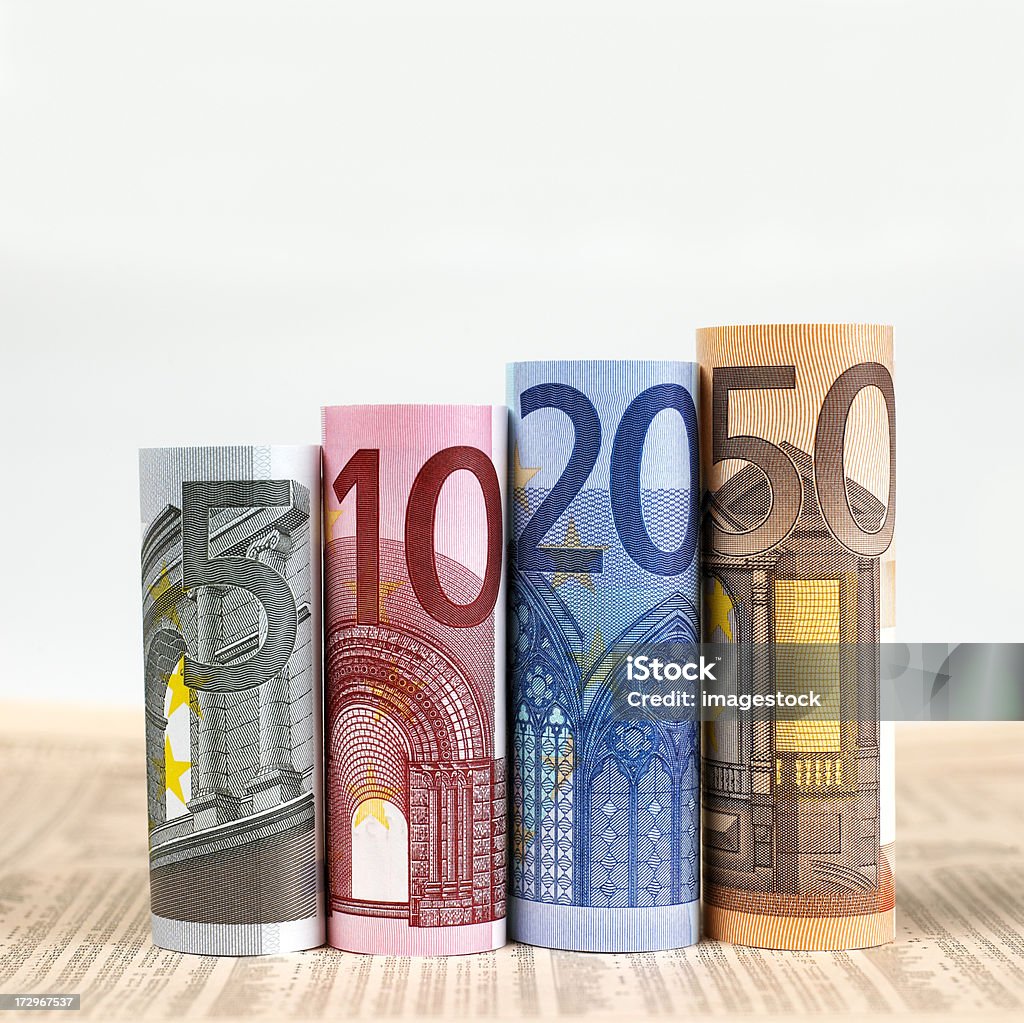 Notas de Euro enroladas no Jornal Financeiro - Foto de stock de Abundância royalty-free