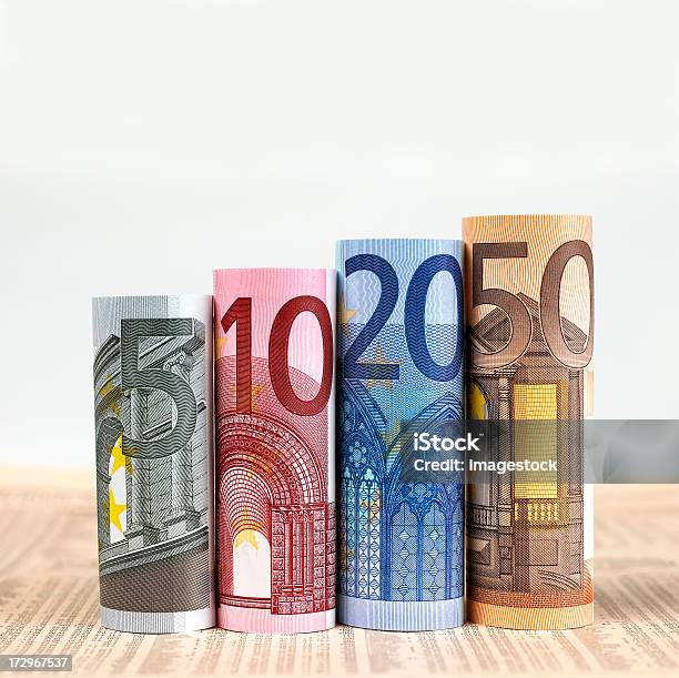 Foto de Notas De Euro Enroladas No Jornal Financeiro e mais fotos de stock de Abundância - Abundância, Azul, Cifras Financeiras