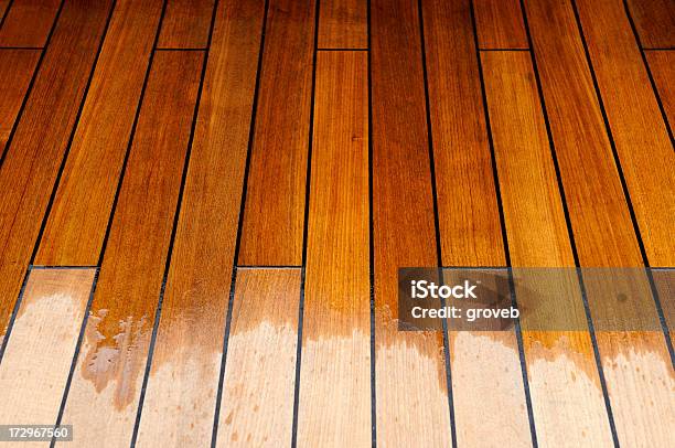 Decking De Teca Em Um Navio - Fotografias de stock e mais imagens de Plataforma de Madeira - Plataforma de Madeira, Convés, Madeira de teca - Material