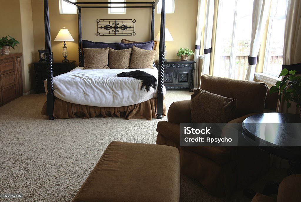 Chambre à coucher avec espace salon - Photo de Ameublement libre de droits
