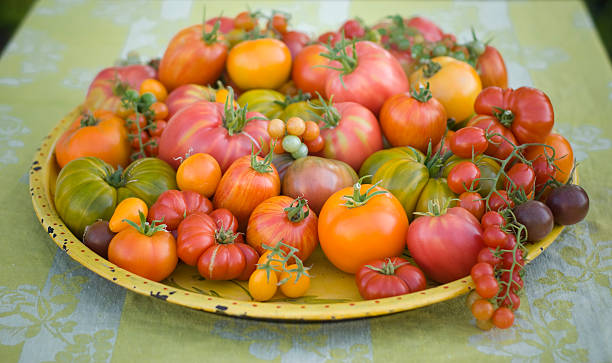 ассортимент негибридный помидоры - green tomato black krim tomato cherry tomato tomato стоковые фото и изображения