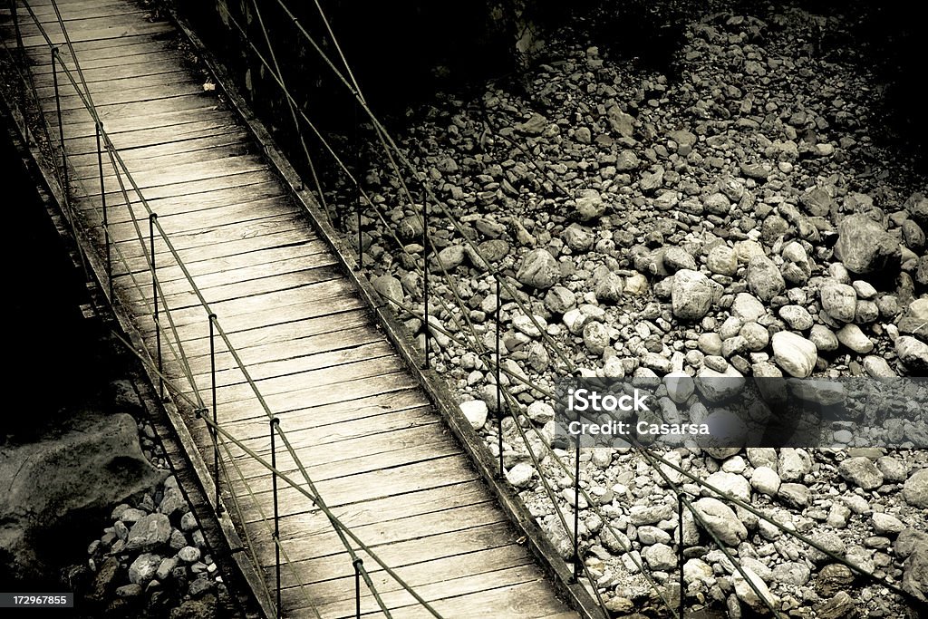 Ponte de madeira sobre o rio de montanha - Foto de stock de Alpes Julian royalty-free