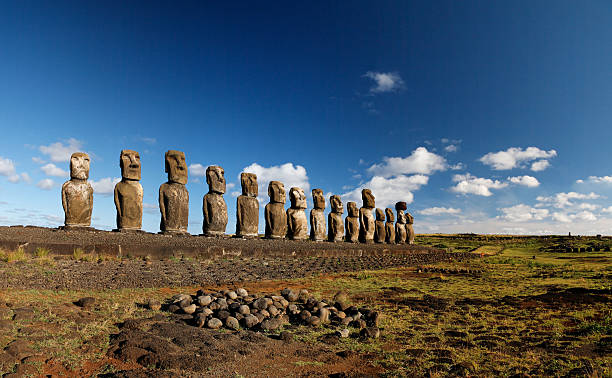 tongariki moai ilha de páscoa - moai statue statue ancient past imagens e fotografias de stock