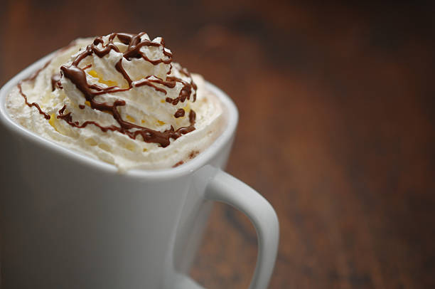 クリーム色のトップは、ホットチョコレートドリンク - hot chocolate hot drink high section color image ストックフォトと画像