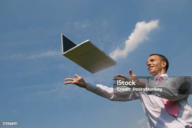 Happy Businessman Consulta De Computación En Nube En Ordenador Portátil Foto de stock y más banco de imágenes de Flotando en el aire
