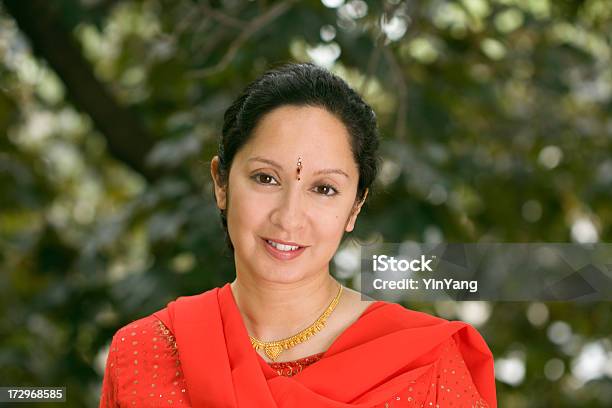 Porträt In Rot Stockfoto und mehr Bilder von Eine Frau allein - Eine Frau allein, Frauen, Indische Kultur