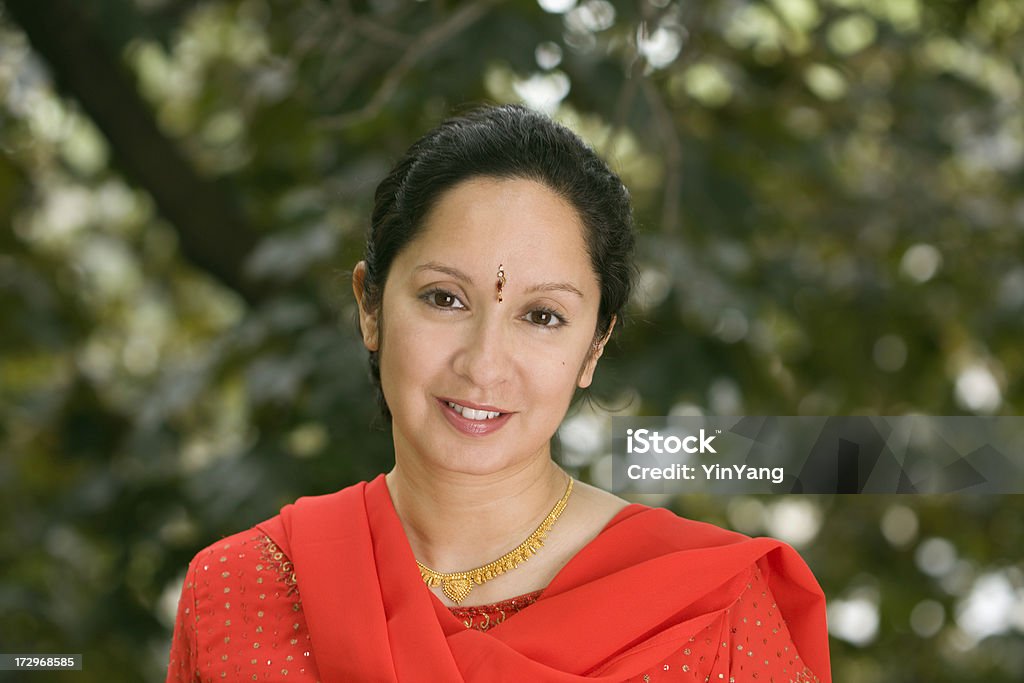 Portret w Red - Zbiór zdjęć royalty-free (Hindus)