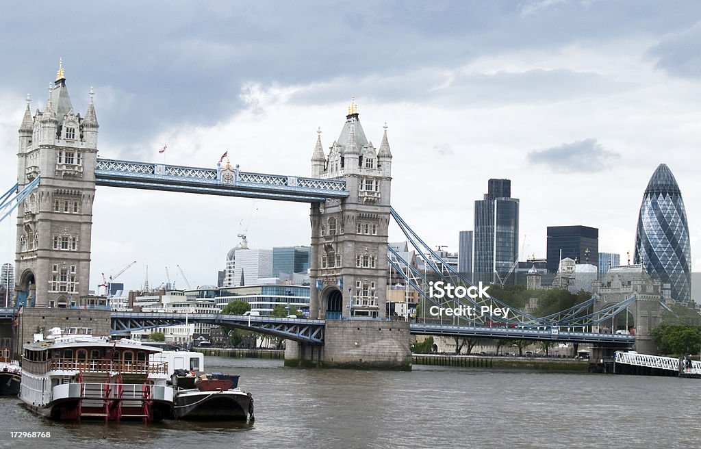 Tower Bridge, le «Gherkin» et des bateaux - Photo de Architecture libre de droits