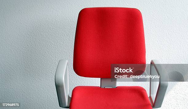 Vermelho Vazio Cadeira De Escritório Grande Plano - Fotografias de stock e mais imagens de Ausência - Ausência, Cadeira, Ninguém