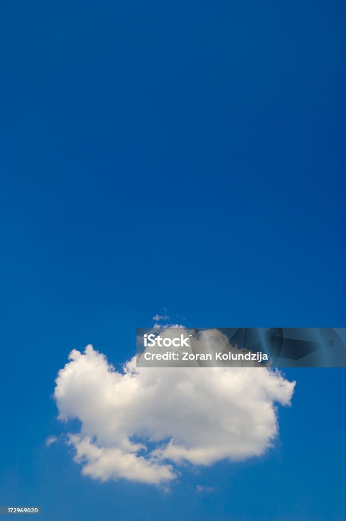 Fofas nuvens em um céu azul de outra forma - Foto de stock de Azul royalty-free