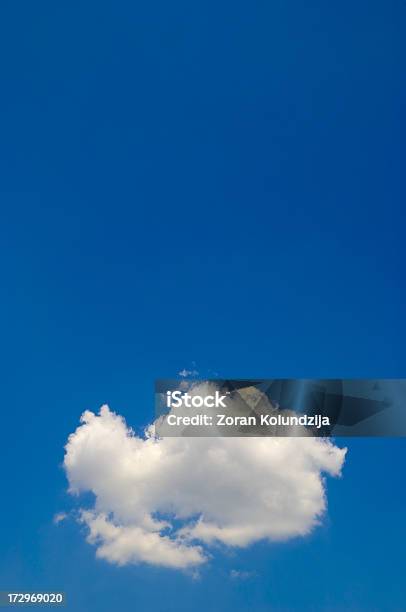 Fofo Nuvem Em Um Caso Claro Céu Azul - Fotografias de stock e mais imagens de Ao Ar Livre - Ao Ar Livre, Azul, Branco