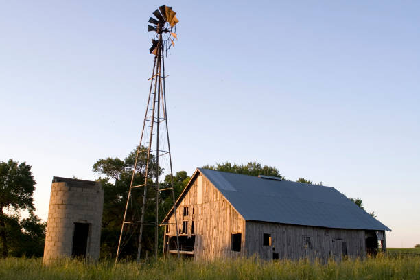 istock Abandoned Farm and Windmill in Iowa - Twilight 172969157