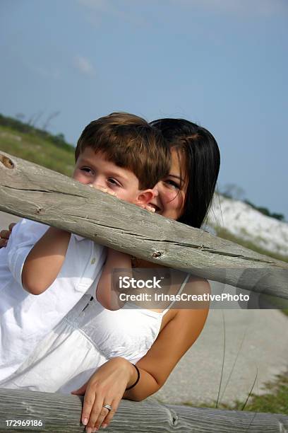 Madre E Figlio - Fotografie stock e altre immagini di 6-7 anni - 6-7 anni, Abbracciare una persona, Adulto
