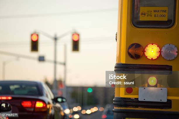 Rano Ruch - zdjęcia stockowe i więcej obrazów Autobus szkolny - Autobus szkolny, Pracownik dojeżdżający do pracy, Czerwone światło - sygnalizacja świetlna