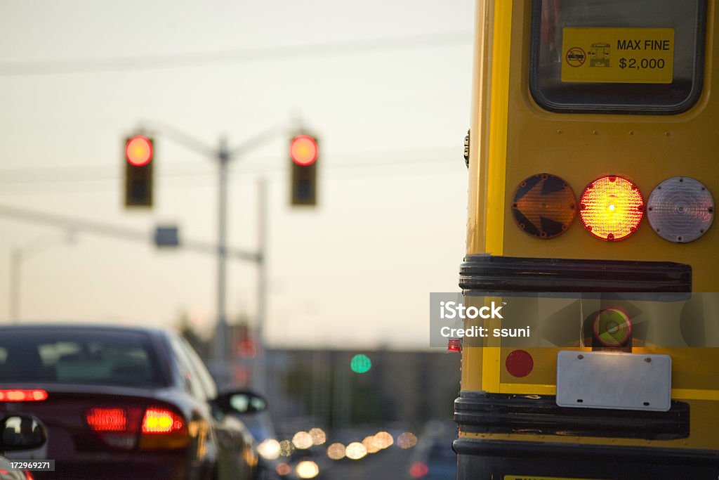 Утро трафика - Стоковые фото Школьный автобус роялти-фри