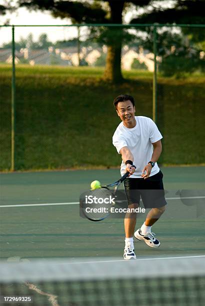 Tennisspaß Stockfoto und mehr Bilder von Asiatischer und Indischer Abstammung - Asiatischer und Indischer Abstammung, Einzelveranstaltung, Fitnesstraining