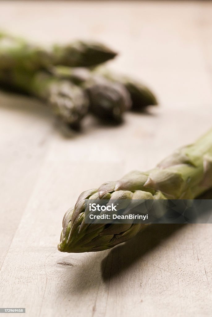 Organic Szparagi na drewno deski - Zbiór zdjęć royalty-free (Bez ludzi)