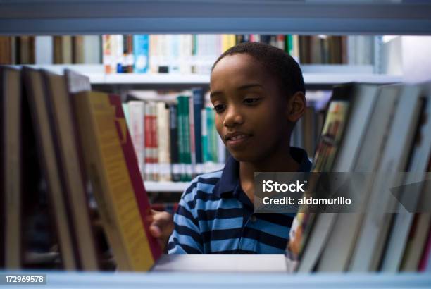 Adolescent Zu Lesen Stockfoto und mehr Bilder von Buch - Buch, 14-15 Jahre, Afrikanischer Abstammung