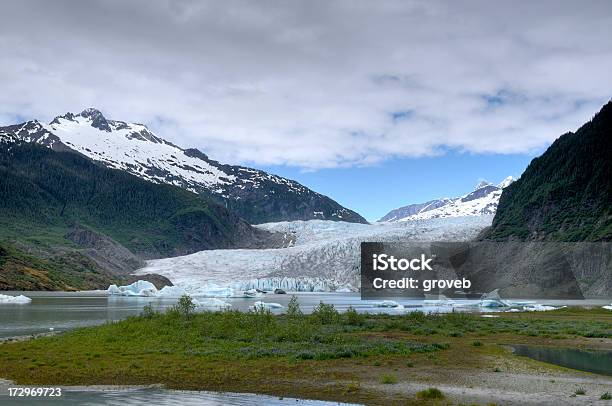 Glaciar De Mendenhall Alaska Cerca De Juneau Foto de stock y más banco de imágenes de Agua - Agua, Aire libre, Alaska - Estado de los EE. UU.