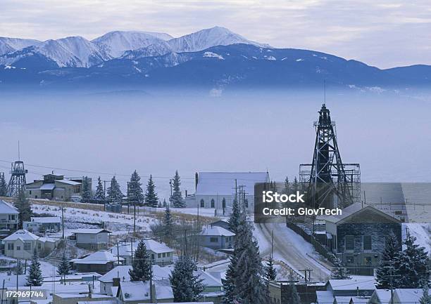 Lexington Mina Headframe E Highland Montanhas - Fotografias de stock e mais imagens de Butte - Butte, Neve, Destino de Viagem